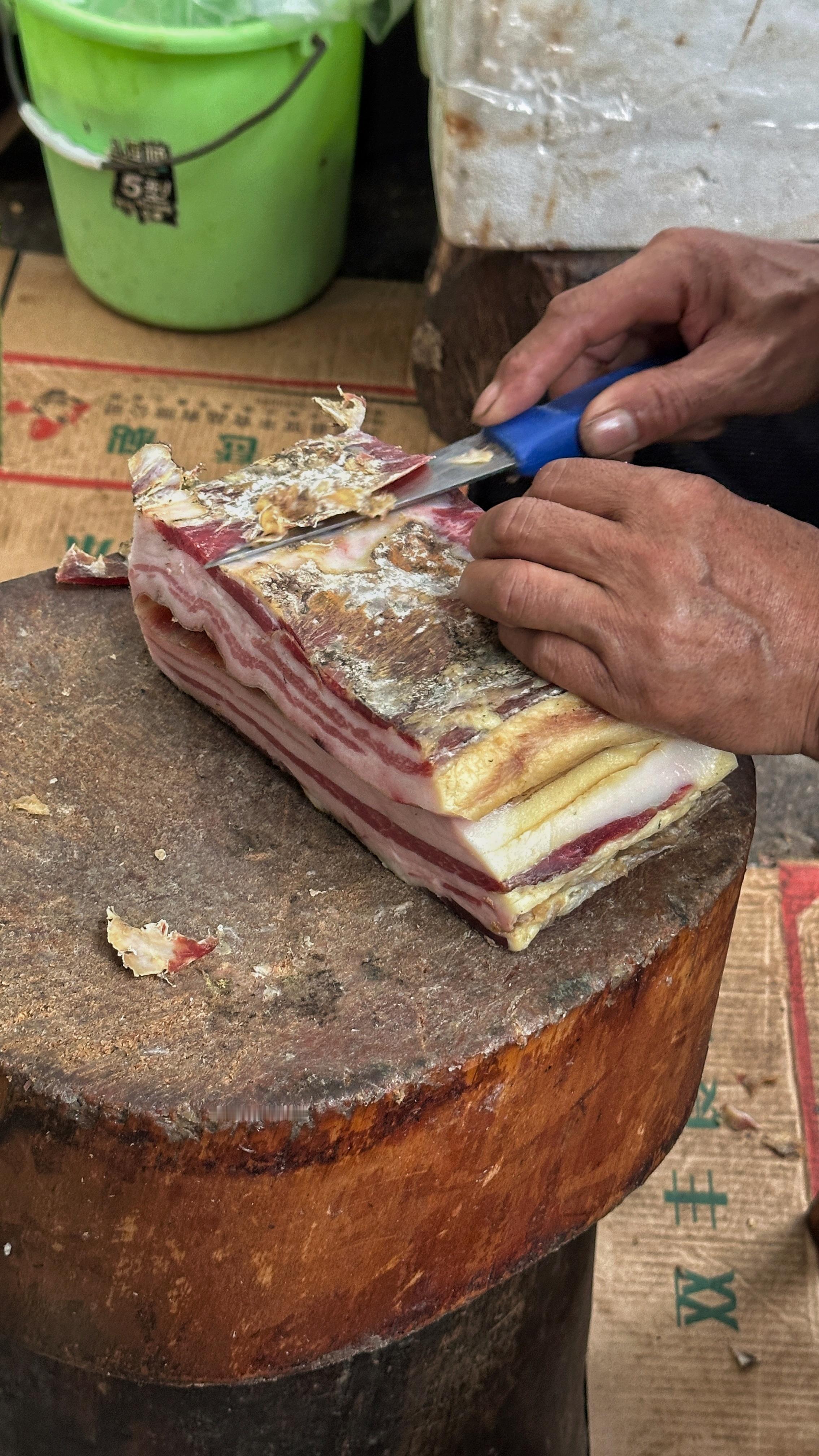云南火腿/腊肉买回家怎么吃，地道的云南家常菜基本都会用到火腿。只不过游客在餐厅吃