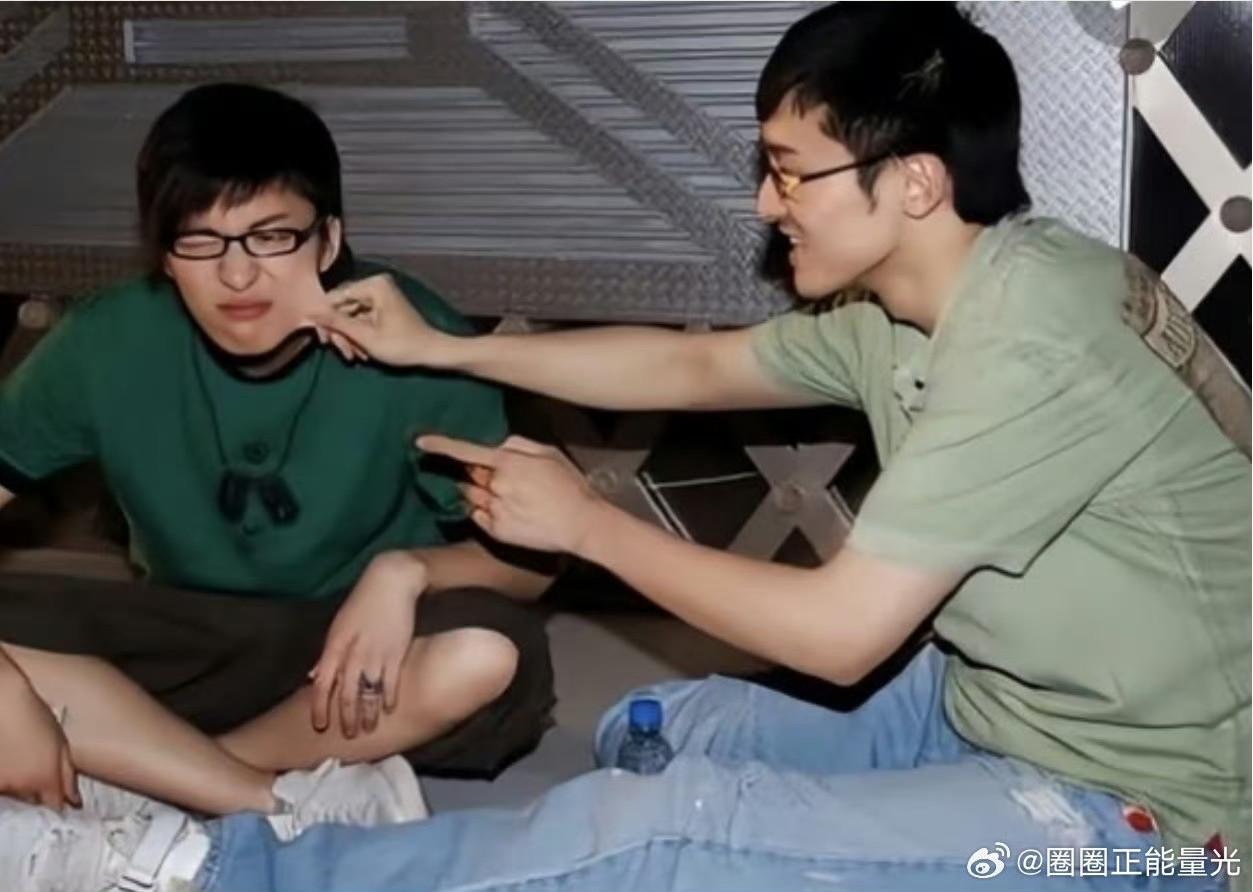 有人问王传君，到底被什么困住了。早在07年《加油好男儿》，他和乔任梁相识，彼此陪伴，挚友当年19岁的