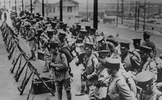 1944年，川军144师代师长率部投日，接过委任状时，突然，被绑上台的团长黄克烈