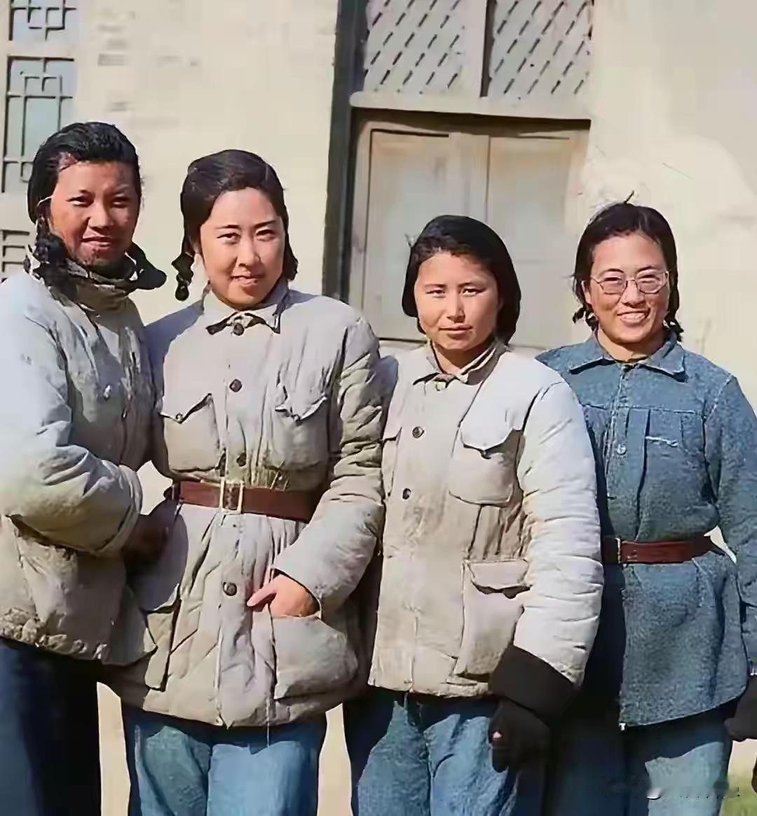 1947年的延安窑洞前，一张被大家热议的"四美"合影火了。照片里，邓颖超、蔡畅、