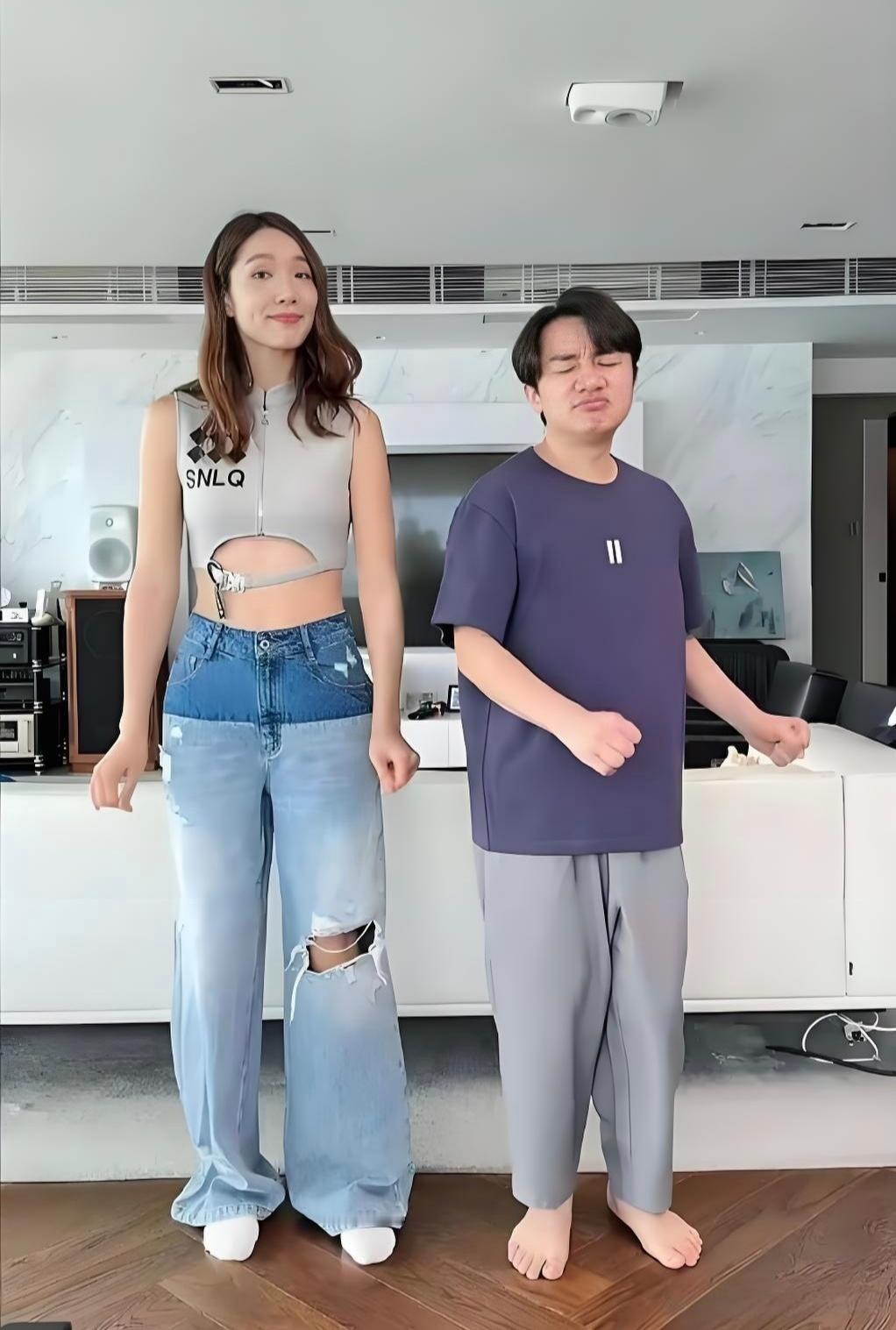 王祖蓝的裤子穿在他老婆身上秒变六分裤，夫妻俩换着穿，太搞笑了。