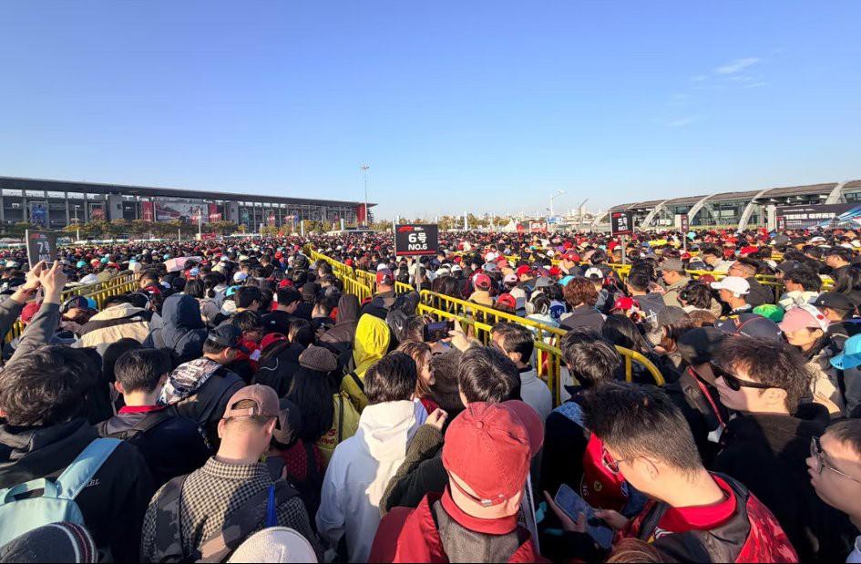 上海，网友发文称:F1四点散场，到了五点还有这么多人在挤地铁，这是不是有点太吓人