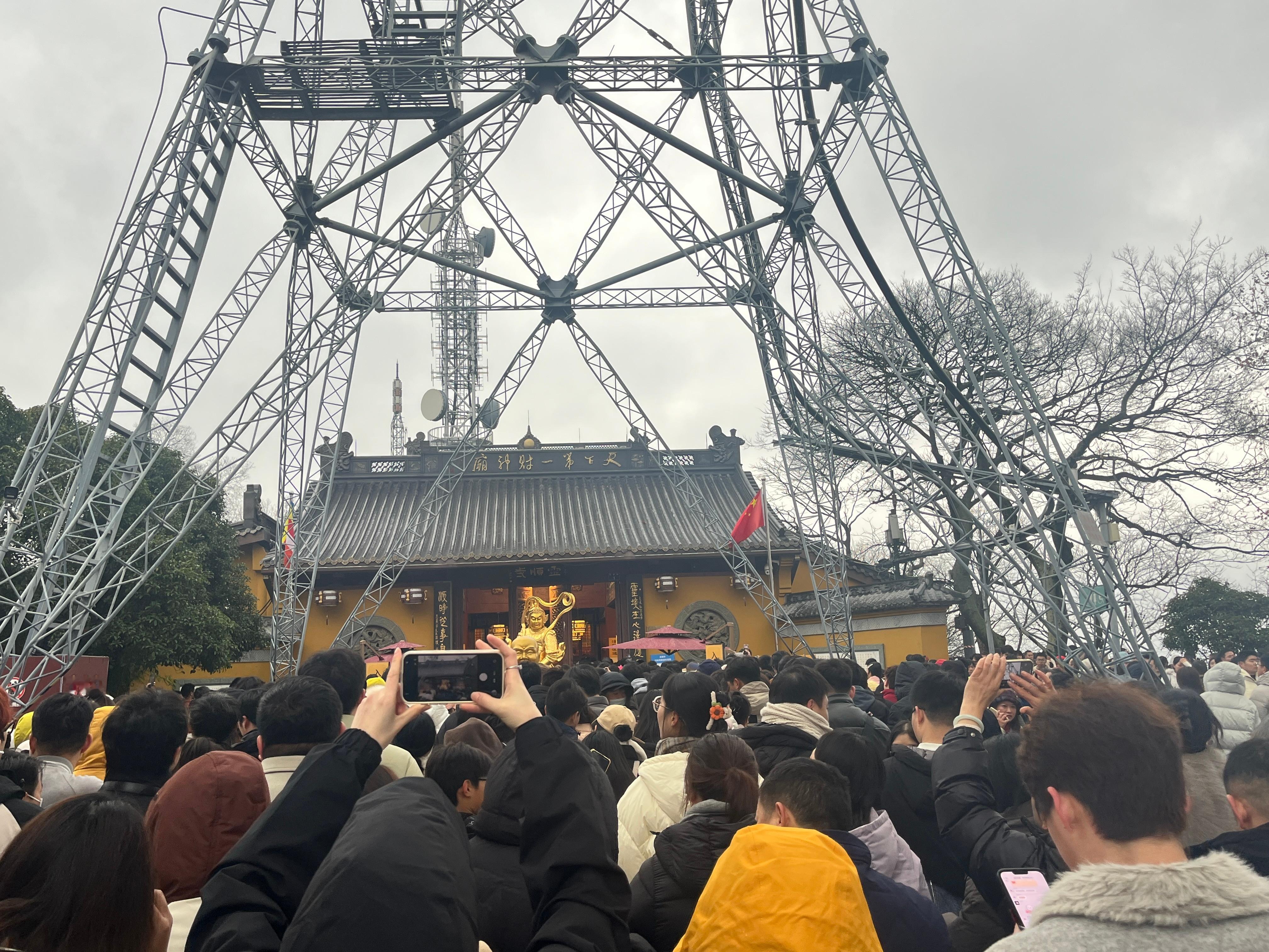 2026的新年祝福新的一年，快来跟我一起拜财神！都说刮彩票来财神庙，我都忘记这茬