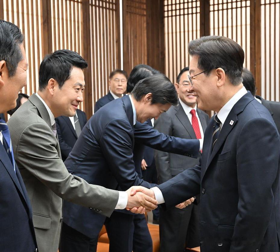 韩国朝野博弈不断，李在明仍主动为张东赫家中丧事送去吊唁花圈7月3日，韩国总统