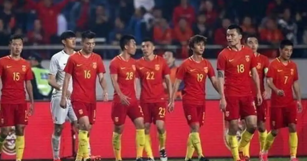 十年前国足排第57，十年后排第96。 2017年10月，中国队世界排名曾达到第57位，那是里皮执教时