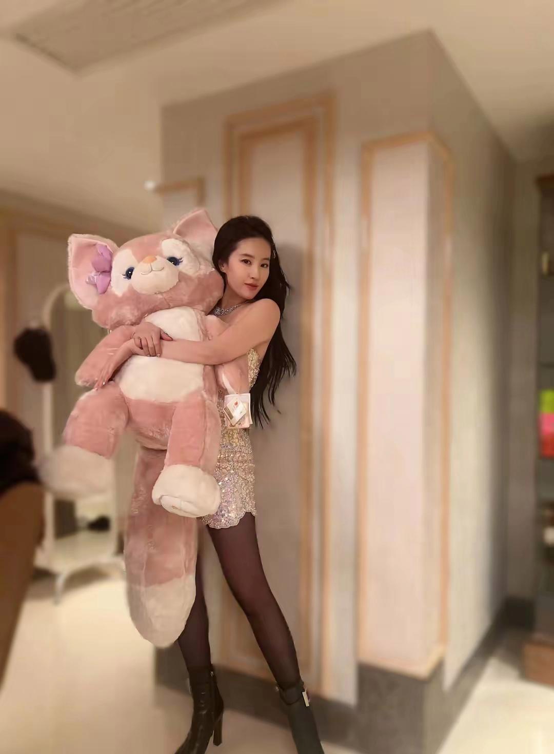 30多岁刘亦菲不结婚反而越来越喜欢穿黑丝肉丝了