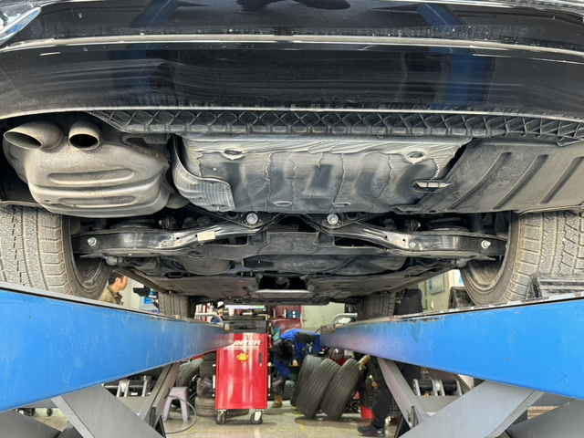 为什么还有人拿朗逸和速腾比去倒胎正好旁边有一辆朗逸一起，就拍了照看看，悬架都不