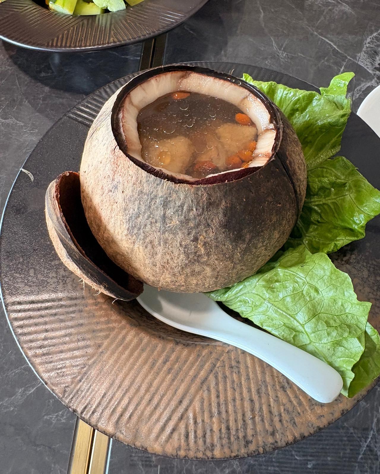 椰子煲鸡汤你还别说，椰子和鸡配在一起煲出来的汤，味道非常的甜美，昨天去一下广