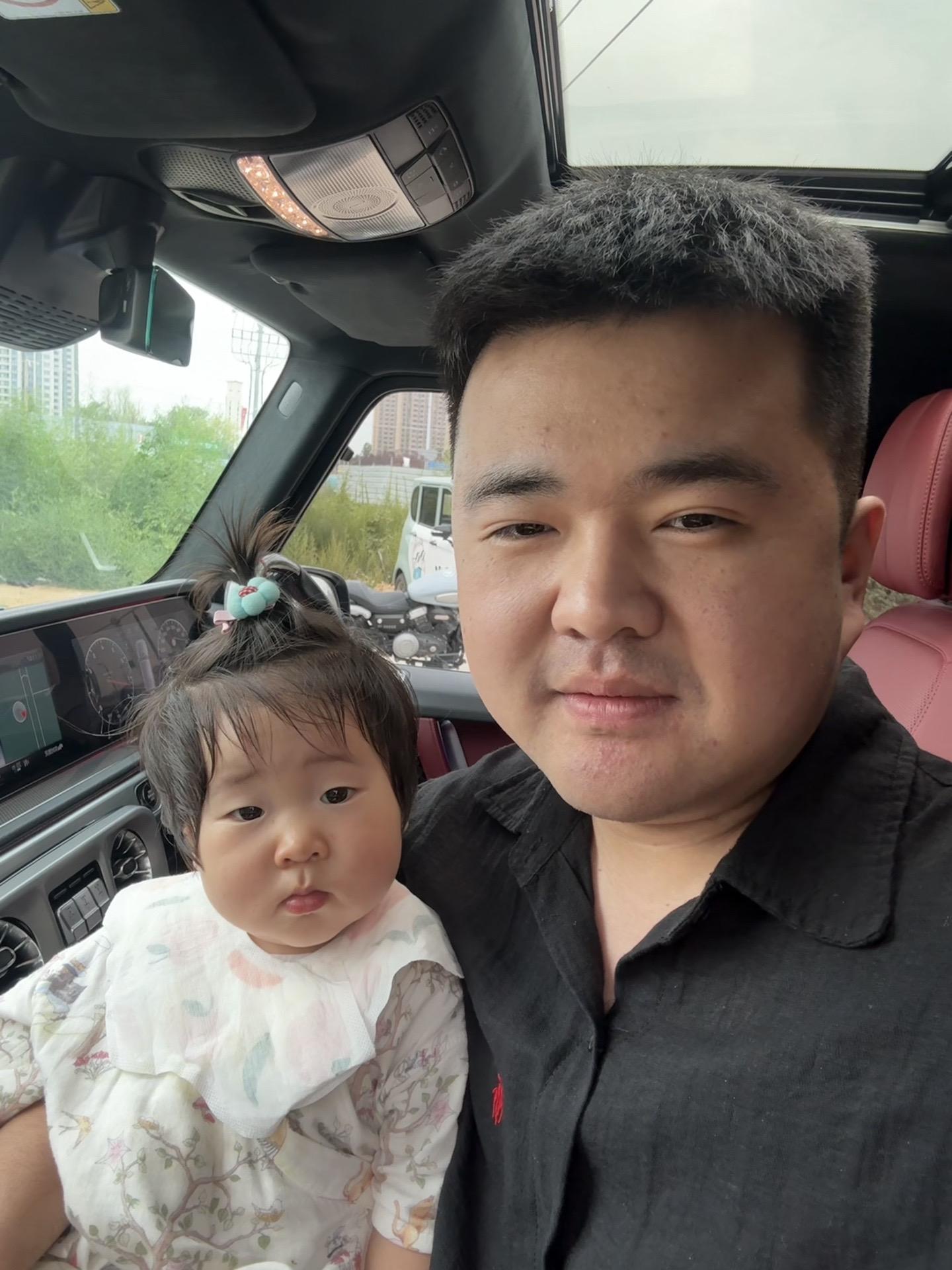 今天不爆单，抱女儿 、小宝贝在慢慢长大呀！