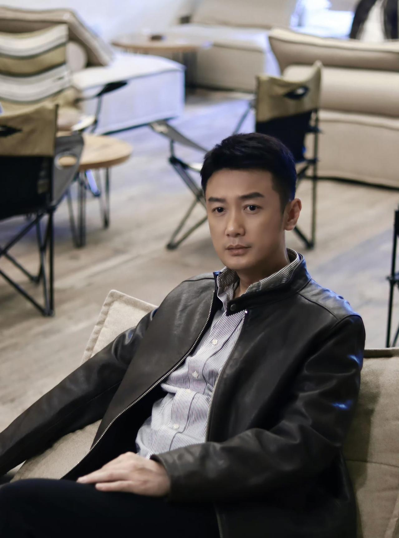 《灼灼韶华》褚韶中真的会打感情牌，曾经是是主持人转型当演员，演技自然醇厚。在剧