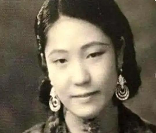 1918年，莫秀英结婚6年不能生育，被丈夫赶出家门。无路可去时，被一名年轻军官看