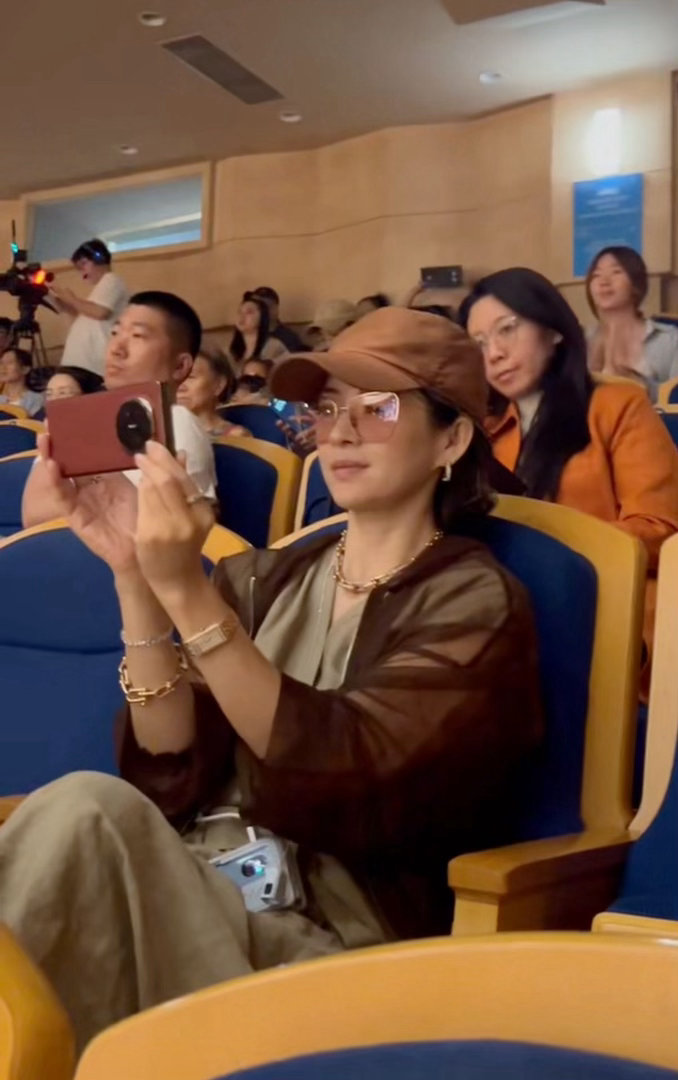 章子怡也看了醒醒演出章子怡抱儿子看醒醒演出真是没有对比就没有伤害～章子怡也现身