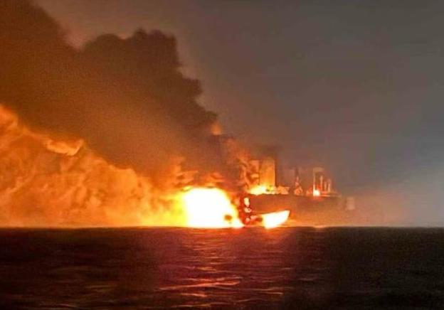 泽连斯基没有退路，只能选择孤注一掷！击沉俄罗斯两艘能源骨干油轮。就是想要迫使