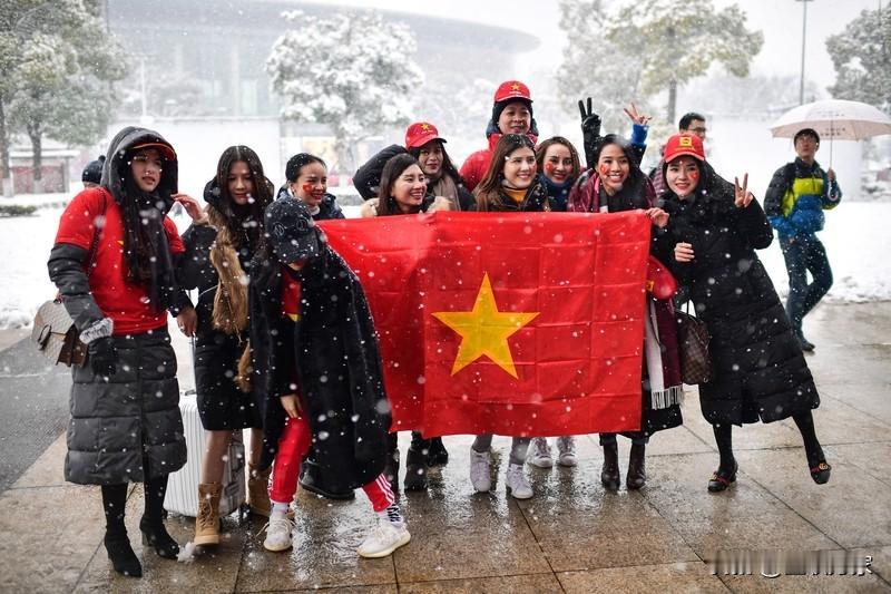 越南球迷这反差也太搞笑了。之前他们首次击败中国队时，街头那叫一个疯狂庆祝，跟过年