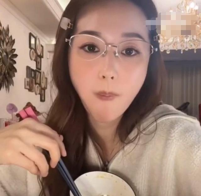 网友问吴佳尼：“你是嫌弃马景涛老了，不跟他复合吗？”2006年吴佳尼在封神榜之