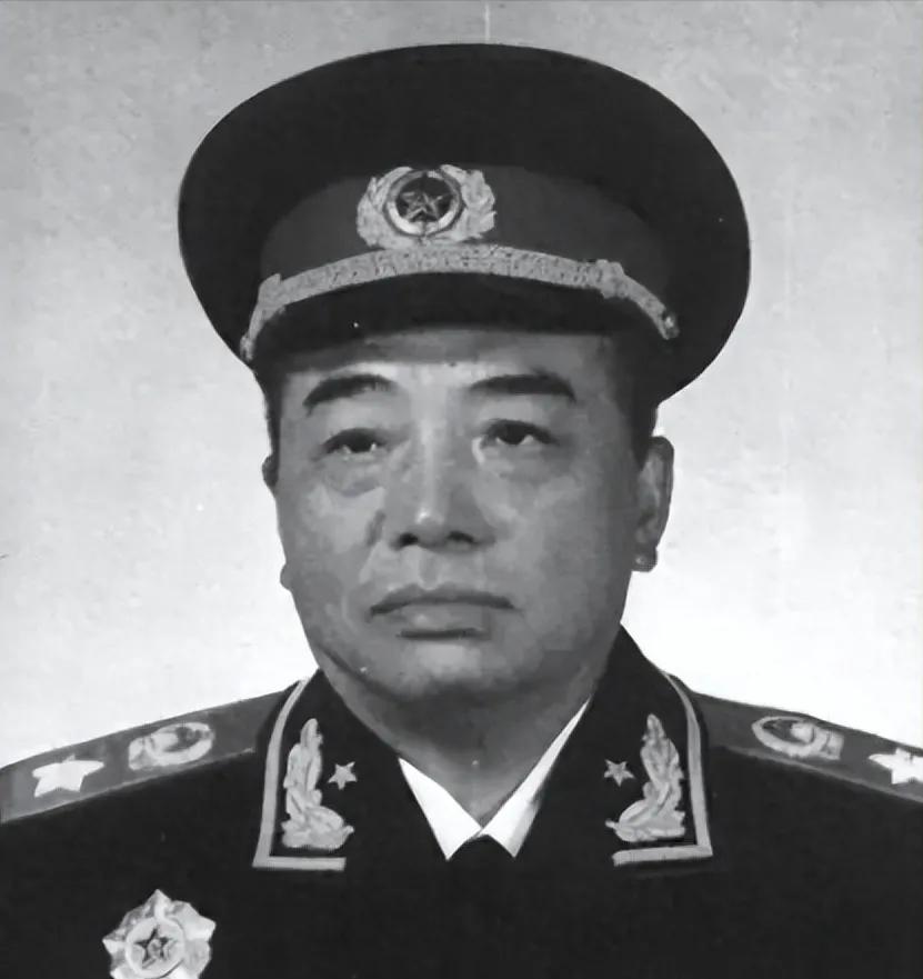1965年，彭德怀一边抽烟，一边固执地对毛主席说道，我还是回乡当我的农民好，你那