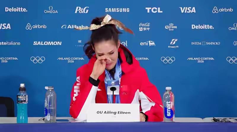 一句奶奶走了让多少人心碎。米兰冬奥会的发布会上，谷爱凌是足足迟到了半个小时，进