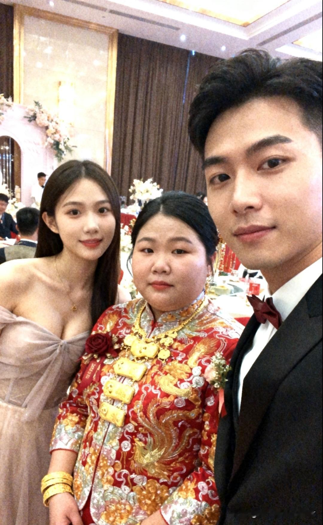这新娘一看就很有福相,旺夫,新郎很有眼光
