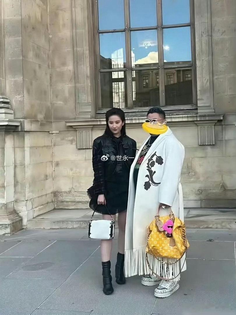 据说这个黄包要一千多万…难怪能和刘亦菲合照