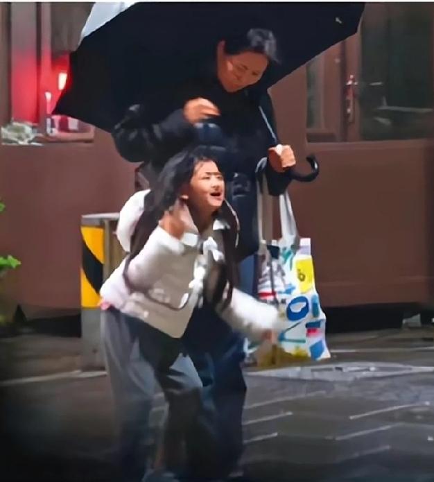 两个孩子又要失去一位亲人了！小杨阿姨说，豪门的保姆不好做，本来这是孩子的家，