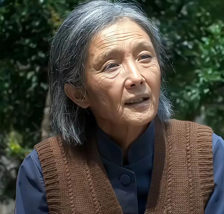 杨幂的这个老年装和年轻比反而不突兀了鼻子和嘴都正常了