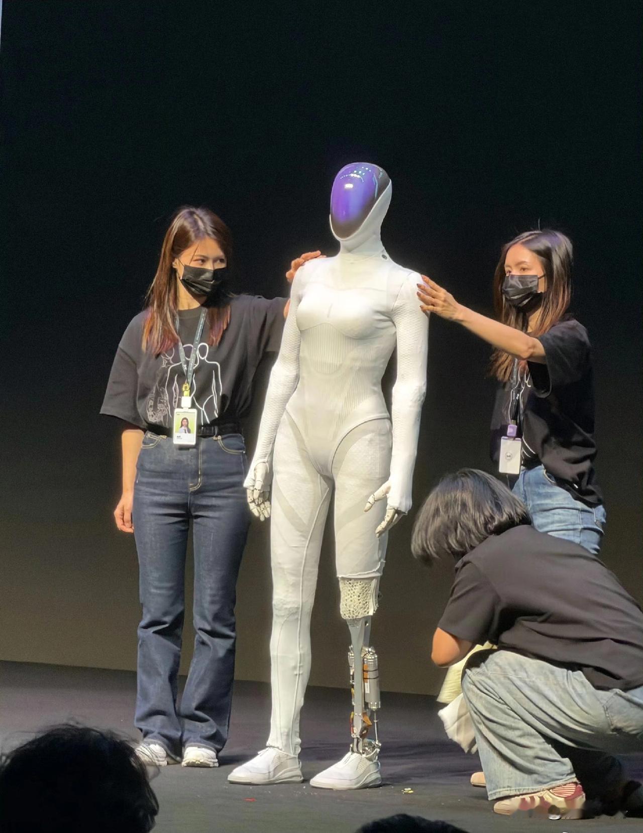 何小鹏剖腹验粉自证是机器人这事，细想挺可怕。机器人都发展到真假难辨的程度了，