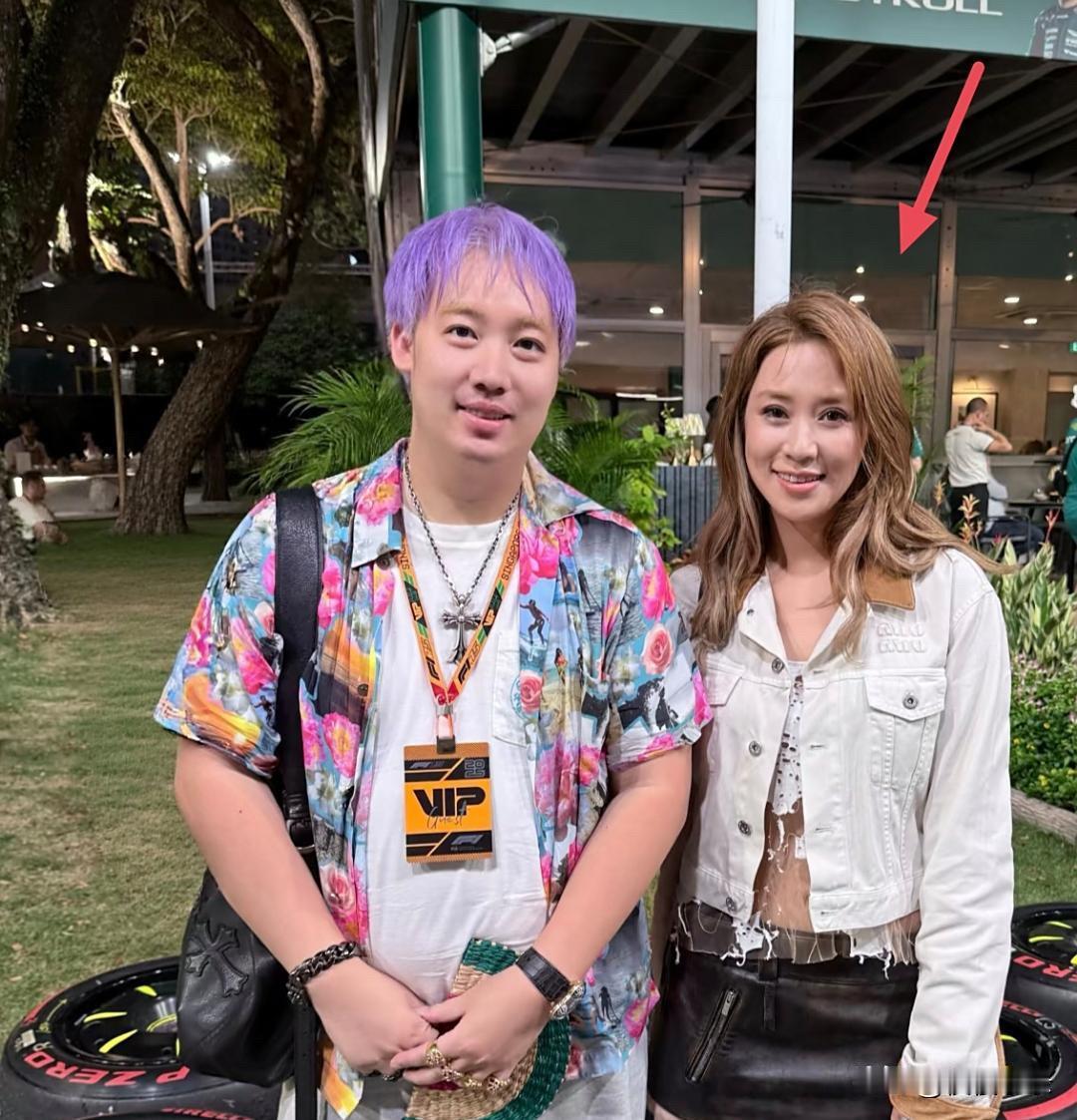 千亿媳妇徐子淇和老公李家诚在新加坡看赛车，她染了一头黄毛，脸部看起来很不自然，眼