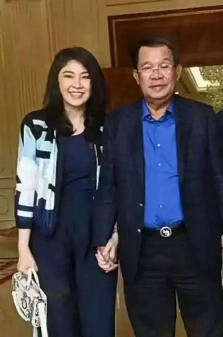 大家能猜出这个跟洪森亲王十指紧扣的女人是谁吗？如果不做说明，如果没有人认识她，还