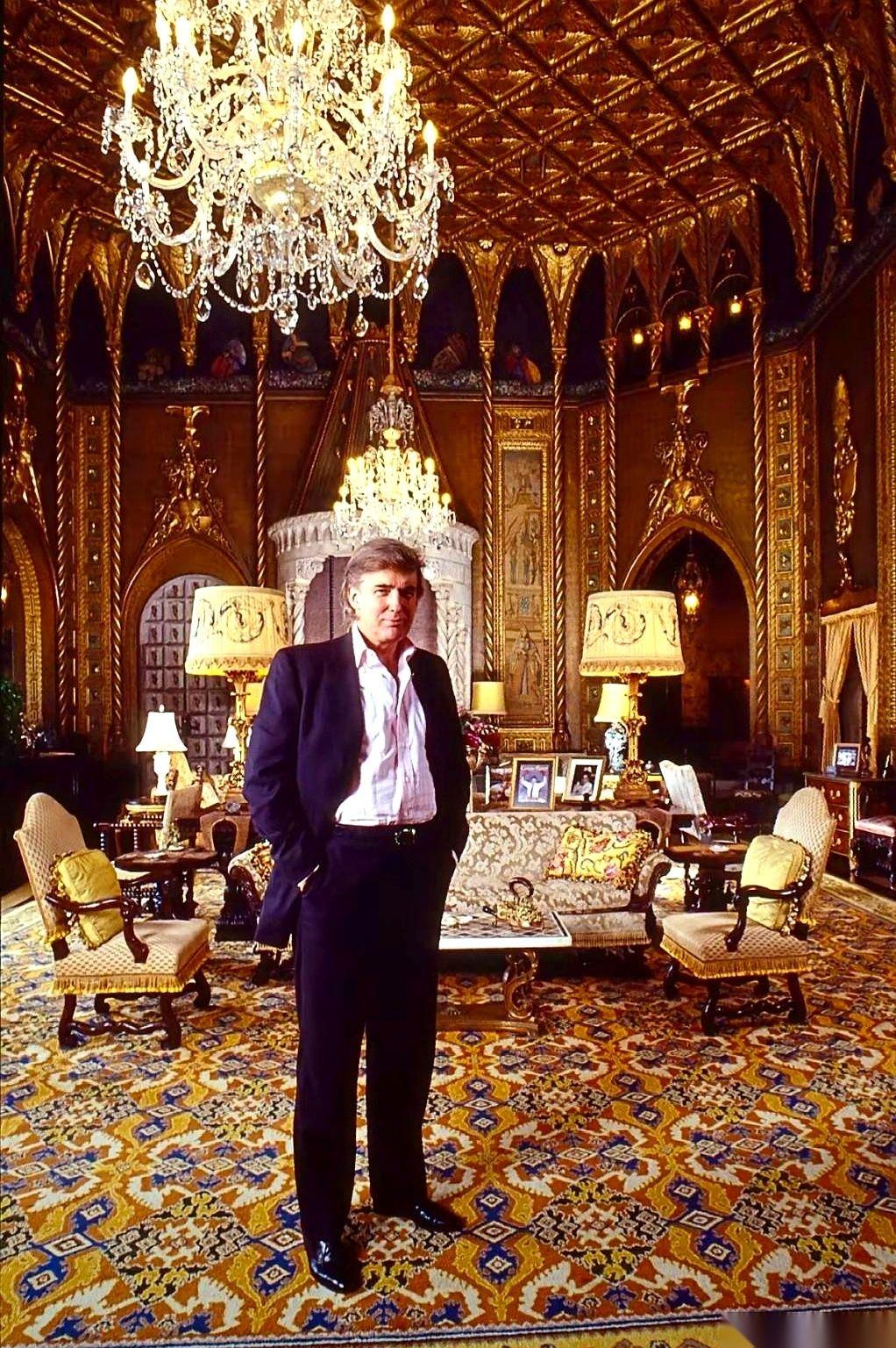 一张九十年代的老照片，49岁的特朗普，站在他佛罗里达的海湖庄园里。金箔贴着穹顶