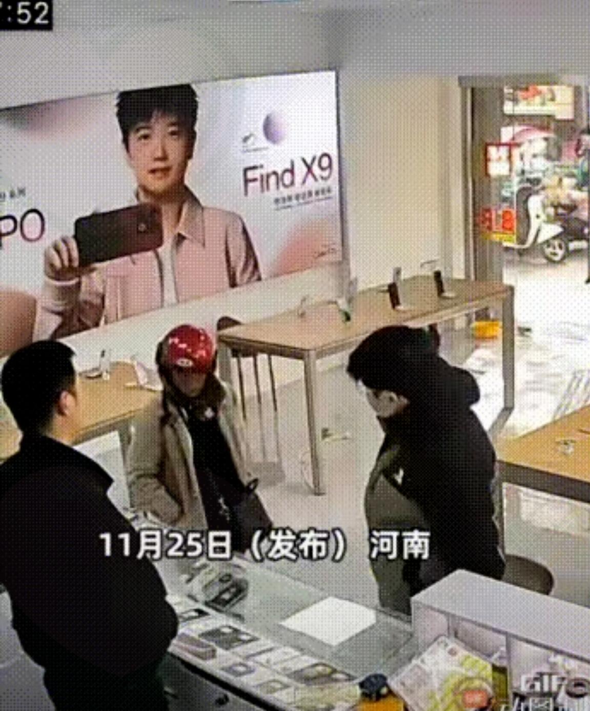 男孩嫌手机慢吵着换新的，妈妈说太贵没同意，他居然直接把手机狠狠摔在地上，头也不回