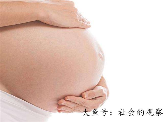医生强迫剖腹产, 年轻妈妈产出绿色胎儿