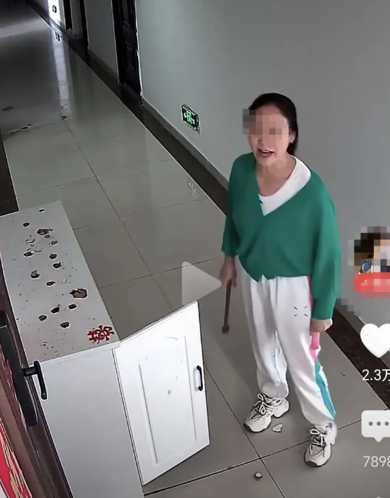 女邻居把我家鞋柜砸了！物业说管不了！鞋柜又没放她家门口，而且也没有对着她家门口