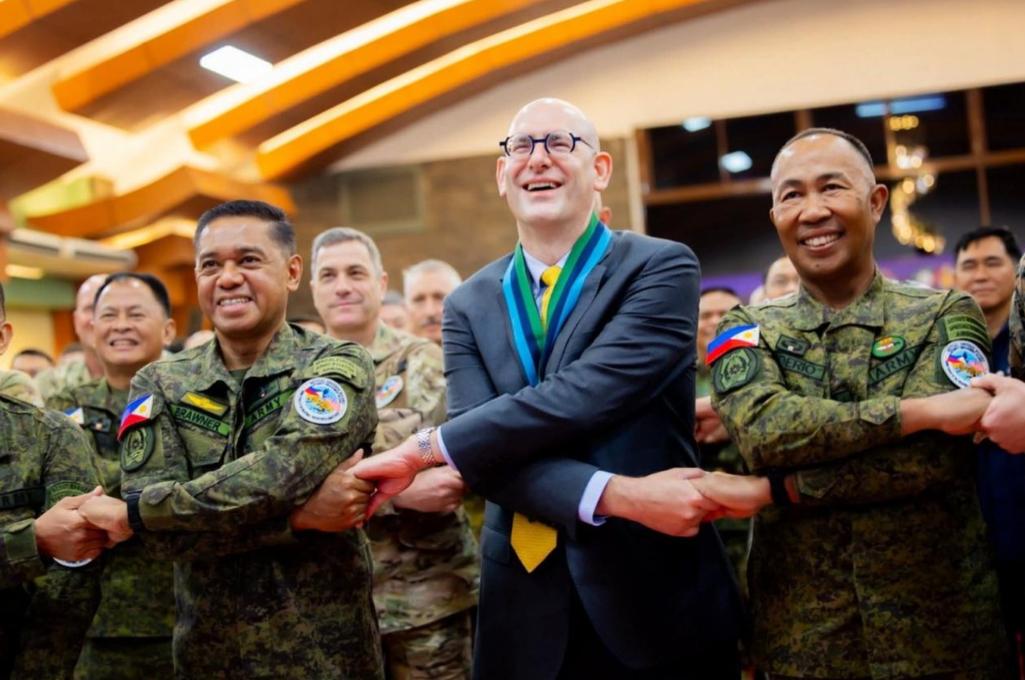 美日澳菲军演遭中方左右夹击，菲律宾急的破口大骂，白宫却一反常态沉默！24日，