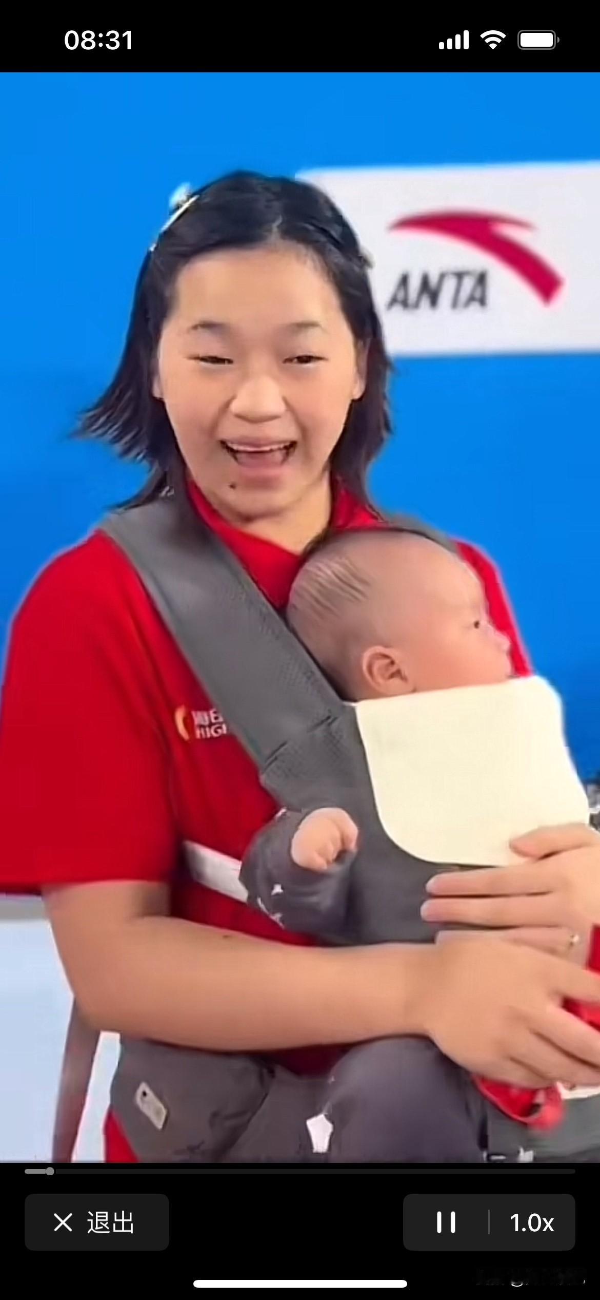 一觉醒来，被吓了一跳，全红婵有小孩了吗？看见全红婵抱着小孩子，以为她有小孩了呢？