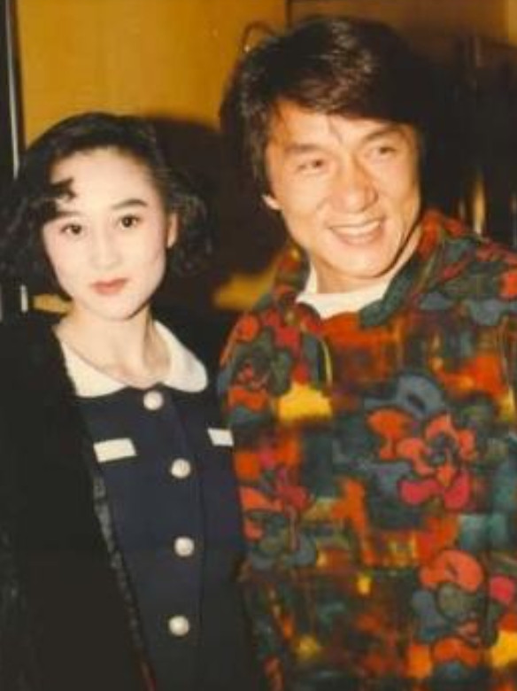 1982年，爆红的李连杰去香港宣传《少林寺》，成龙晚上偷偷地带他去享受香港的夜生