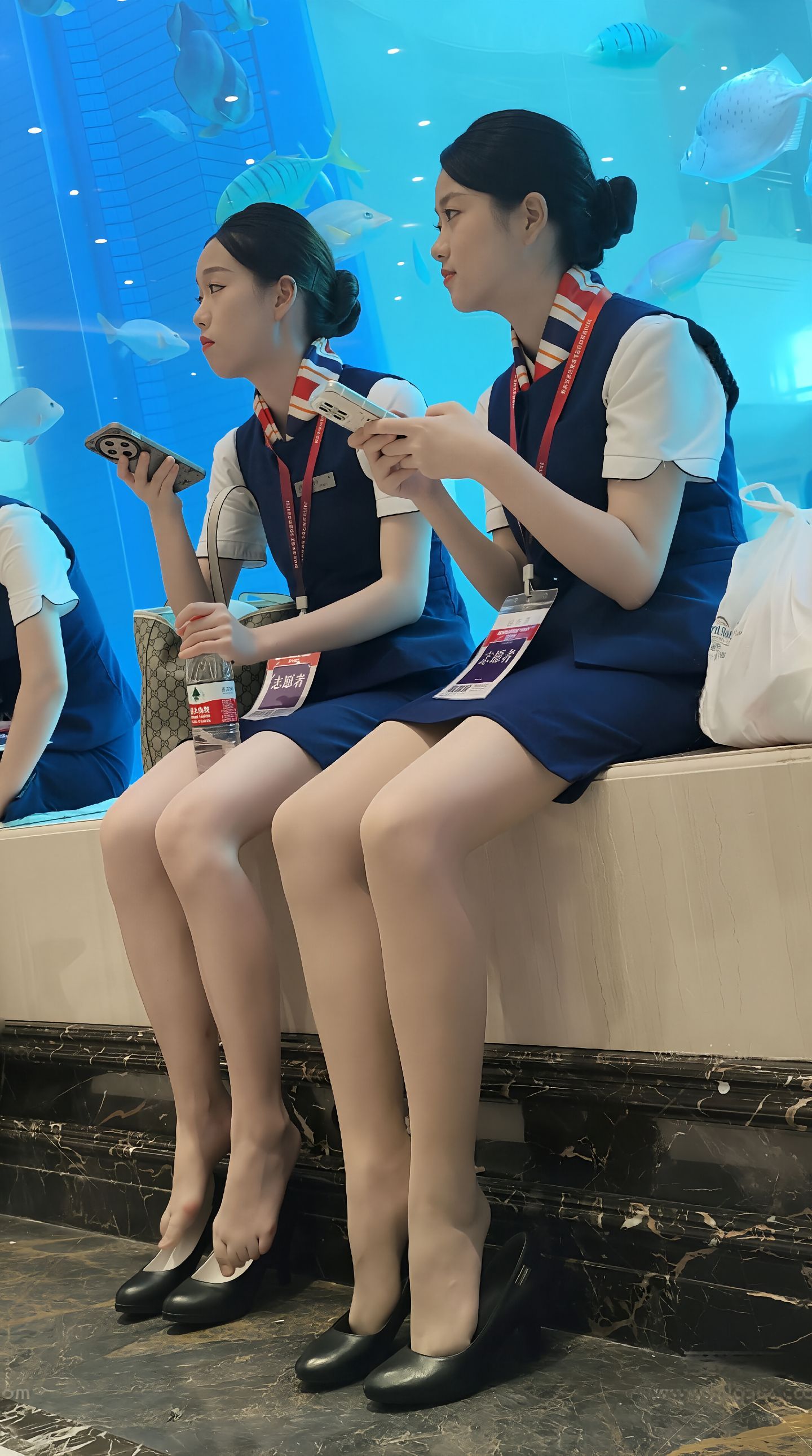 青春活力，蓝白制服裙配丝袜高跟