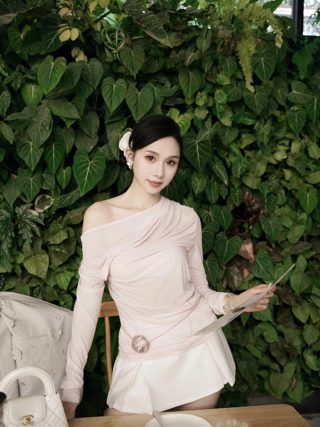 什么样的穿搭可以成为气质女神?优雅白裙，绿植背景，清新自然，时尚穿搭