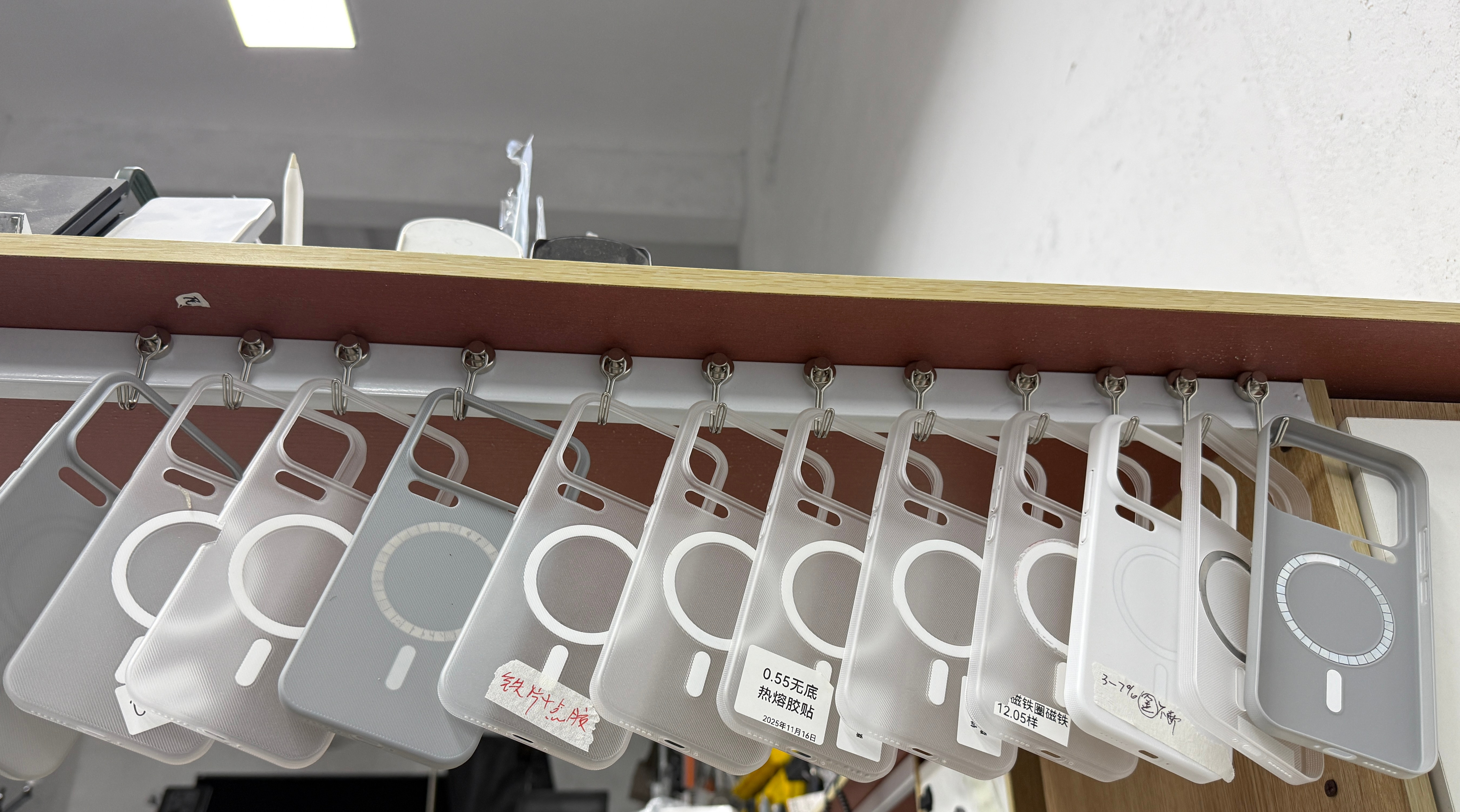 小米17ProMax的超薄斜隐壳磁吸测试无线充电真的是测麻了看看同事挂的这一排