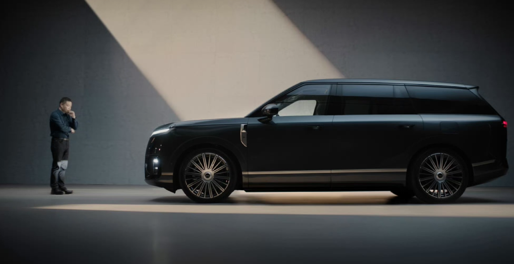 GX这个图可以的。何小鹏就这么一站……无形中把GX的体量感完美烘托出来了。