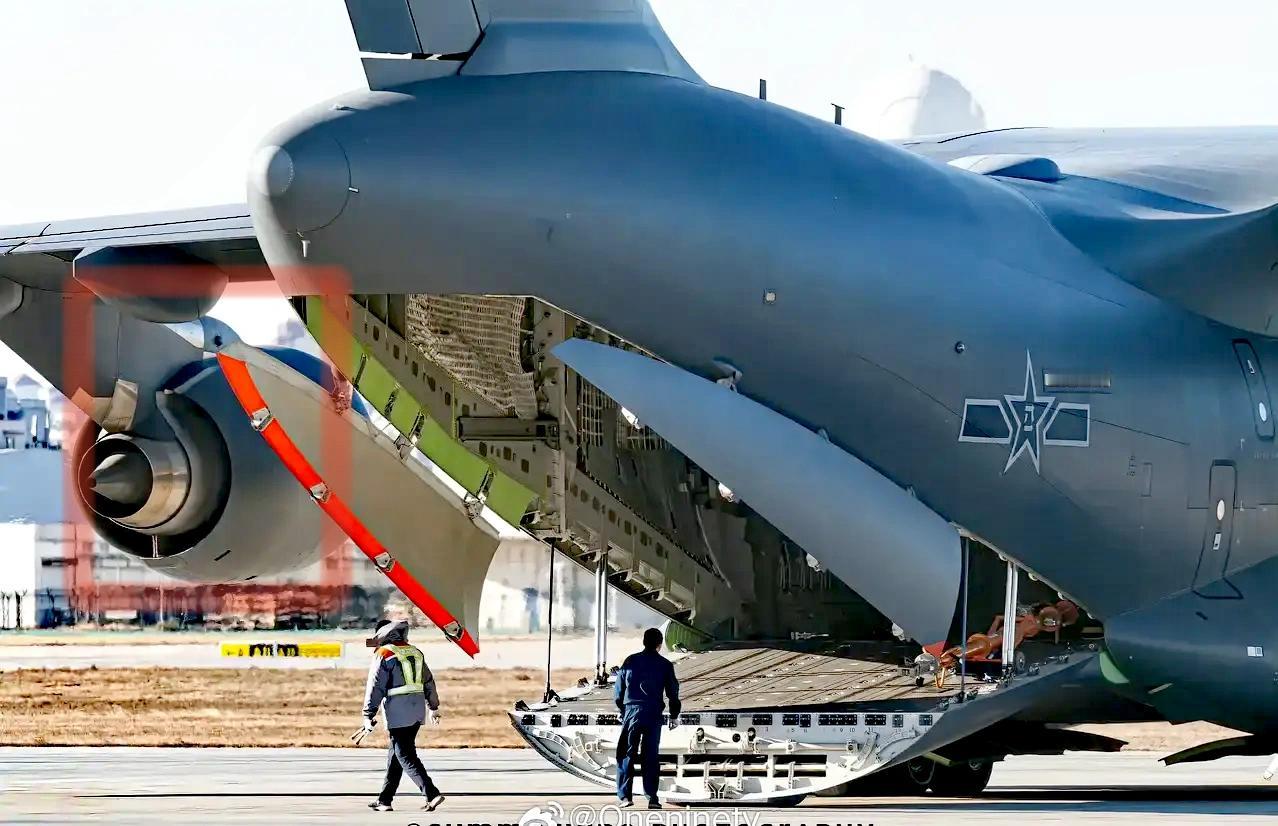 运20B又露面了，这次打开货舱门看个够！涡扇20看着就很过瘾！（网图）