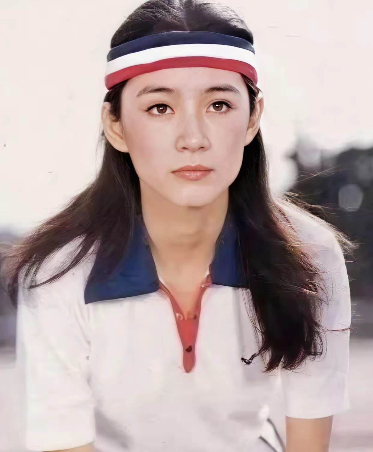 1999年琼瑶接受采访时，表示她第一次见到林青霞，对方才十九、二十岁。眉眼干净、