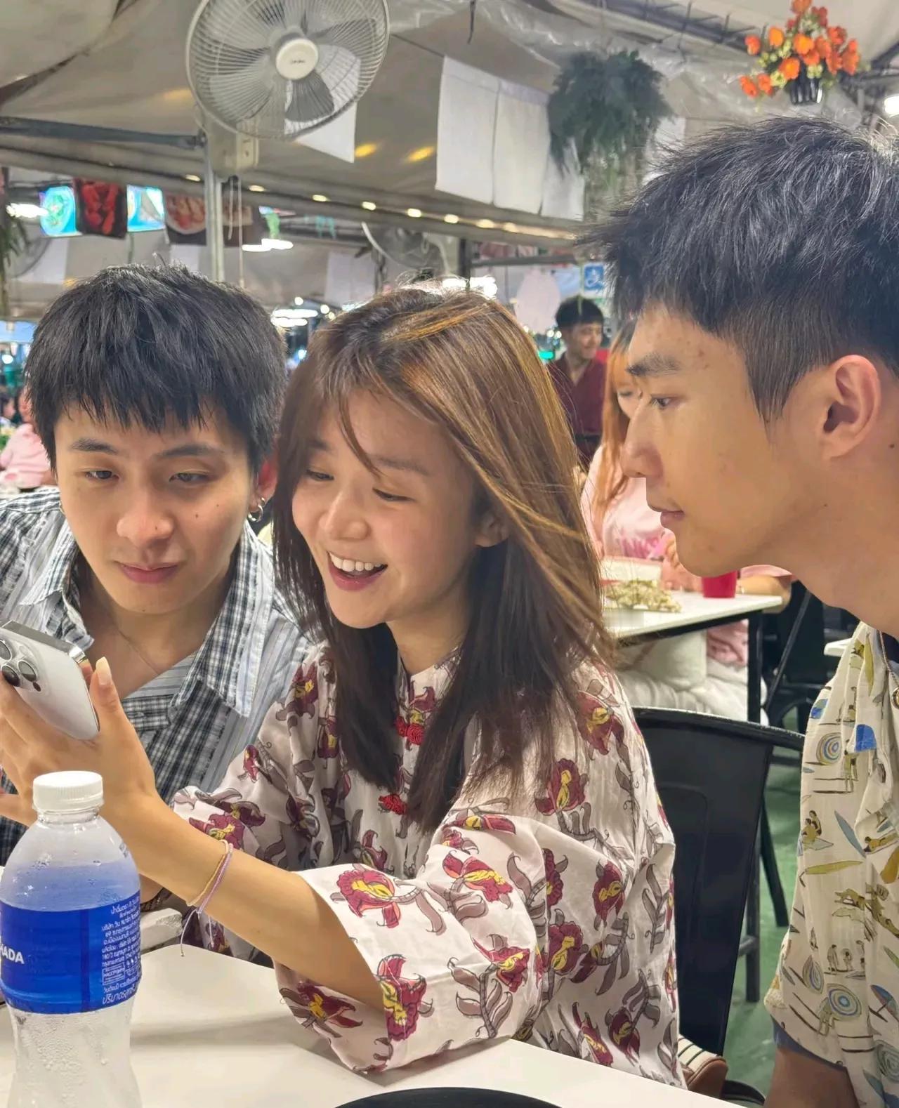 宋伊人疑云：13岁识程青松，删评+频繁陪男聚餐引热议是心虚还是误会？近日继