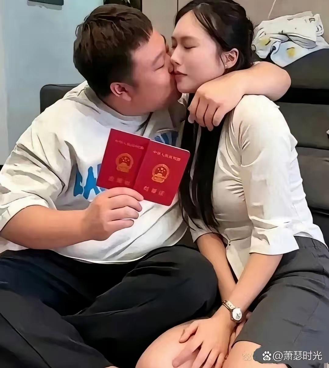 民政局拍到的这一幕，看得很多人心里泛起疑惑。照片里的女生脸上看不到新婚的喜悦