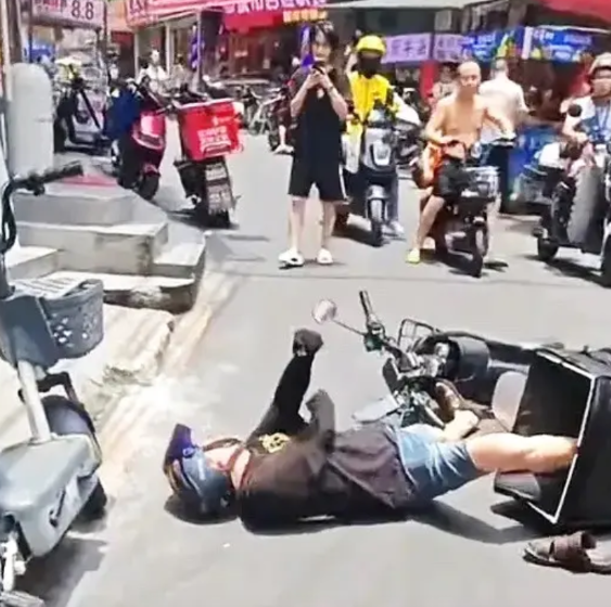 热晕了！外卖小哥街头倒下，众人竟冷漠围观？今天气温直逼40度，街上发生了让人心