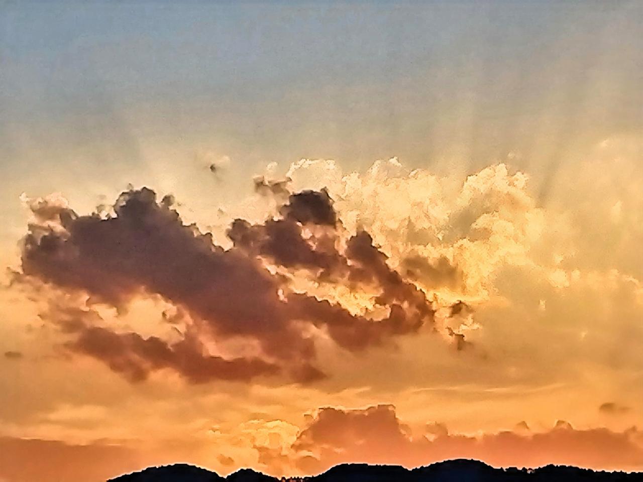 夕阳西下，云海翻滚，美不胜收！