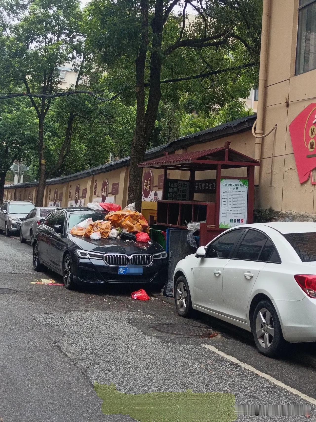 建议车主下次请把窗户打开，这样垃圾就不会散落到地上了…[doge]