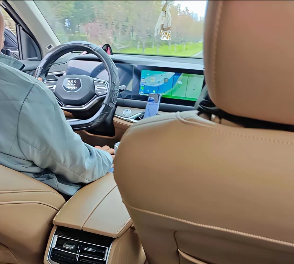 今天打车打到一辆车身上有九筒标志的电车，这到底是什么车呀？是九个香洞、高僧坐的和