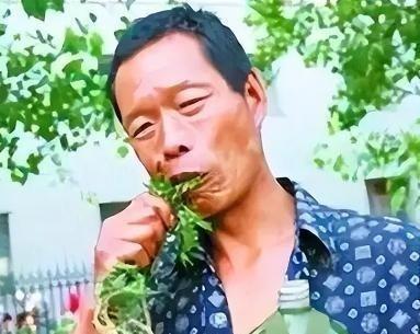 1976年起，一重庆男子吃草上瘾，34年吃了40吨草，闻到肉味就想吐，每天就靠吃