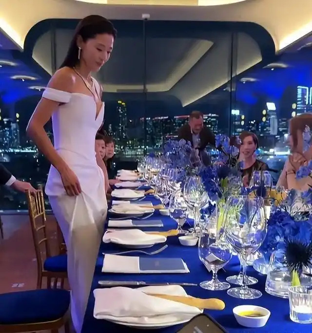 全智贤44岁香港生图引争议，卸下滤镜的女神，为何比普通人更难被接受？