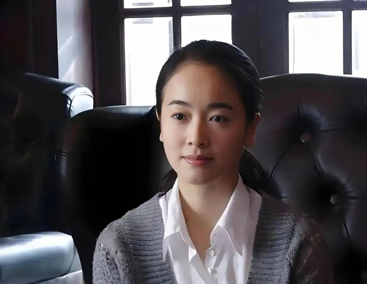 25岁写作，接连写下三部畅销书，其中两部被拍成电视剧火遍全球，最后一部因思想深邃